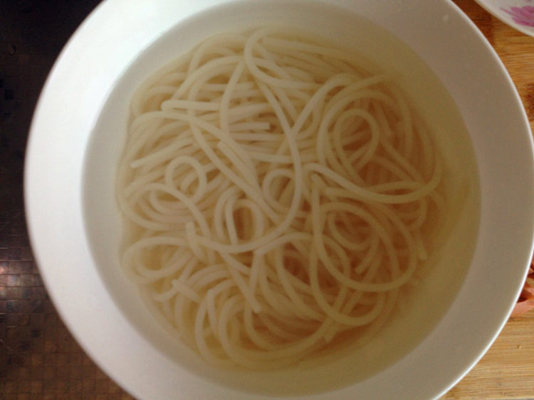火腿油菜炒米粉步骤3