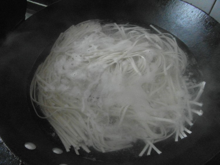 沙拉热拌面步骤2