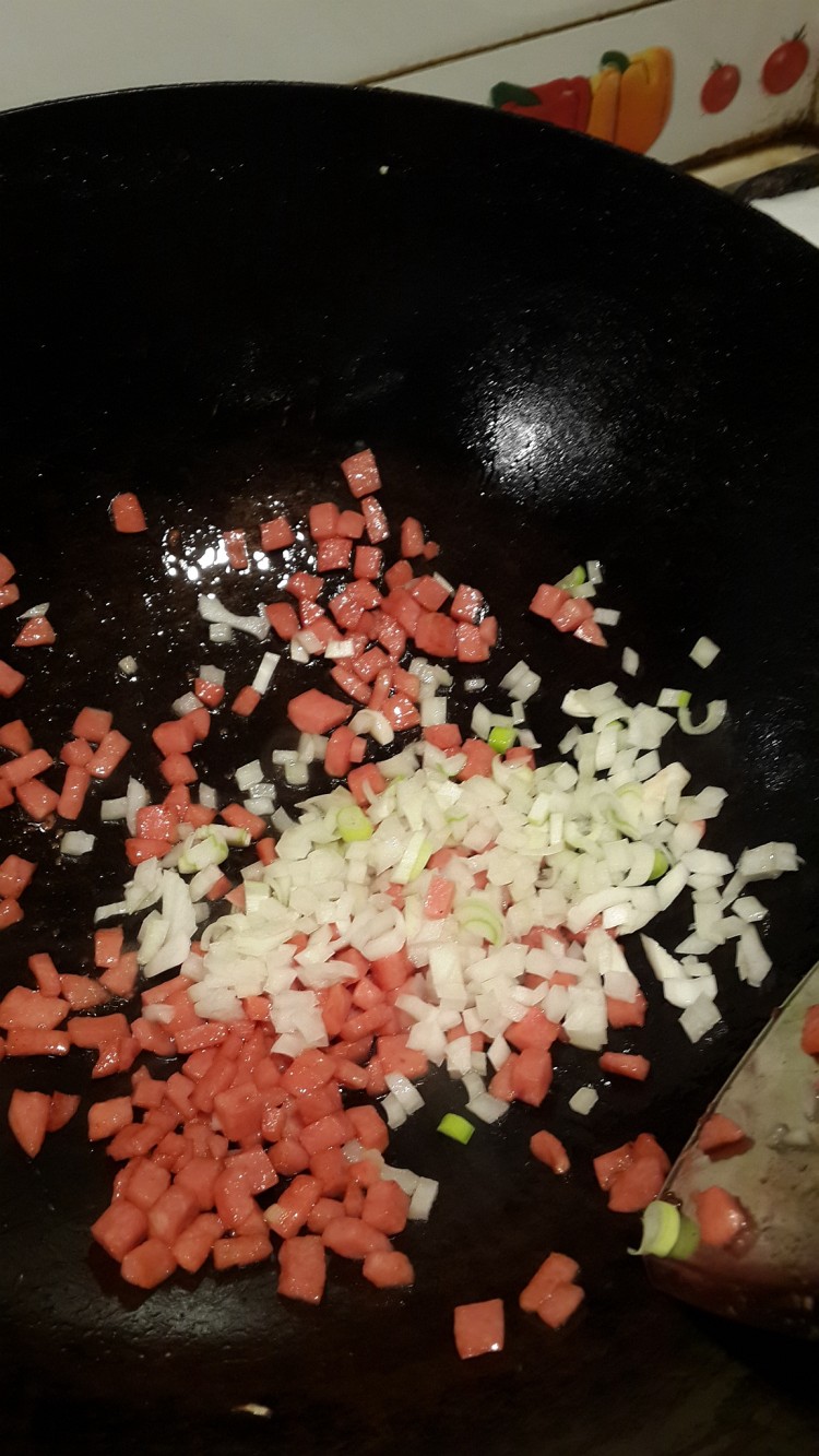 火腿海鲜炒饭步骤4