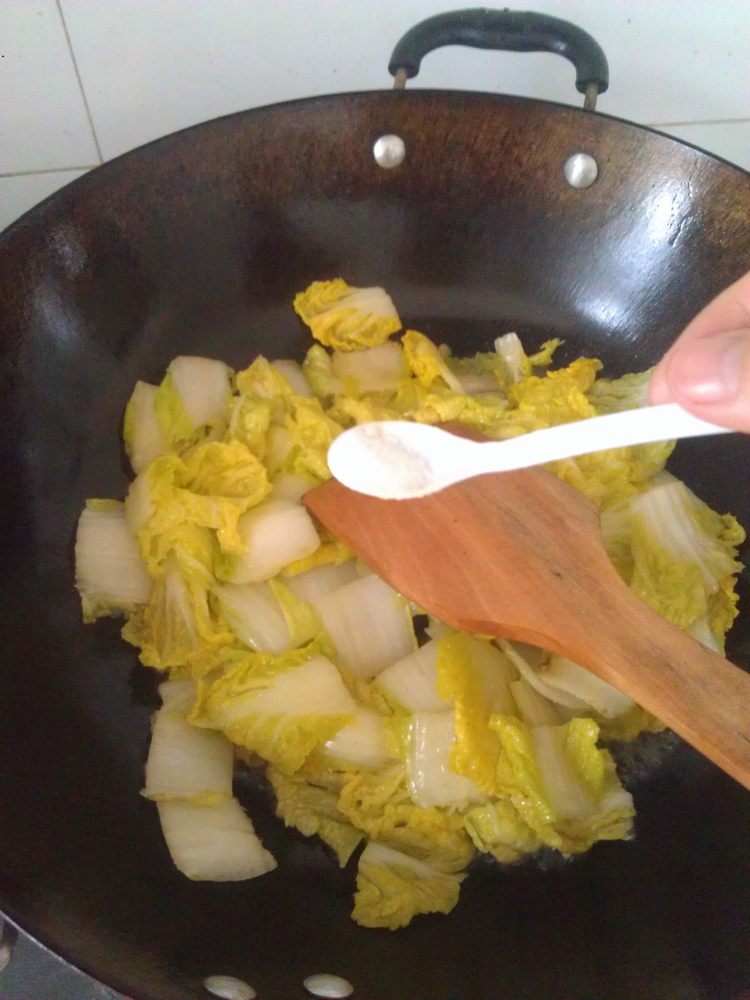 火腿炒白菜步骤5