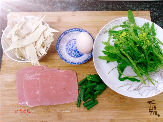鸡蛋菜心炒面片步骤1