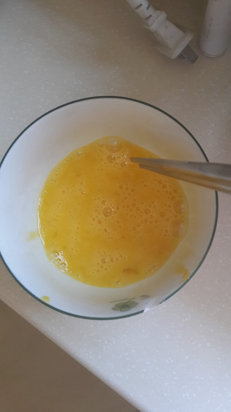 榨菜蛋包饭配炸鸡步骤3