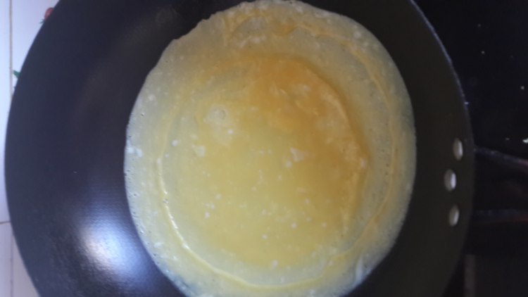 榨菜蛋包饭配炸鸡步骤4