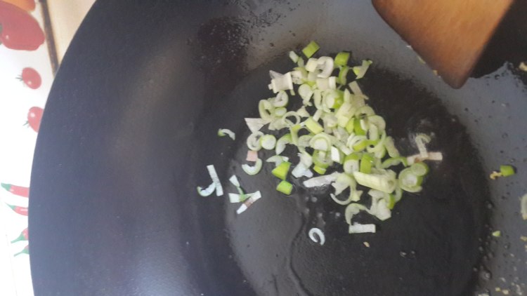 榨菜蛋包饭配炸鸡步骤5