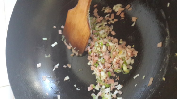 榨菜蛋包饭配炸鸡步骤6