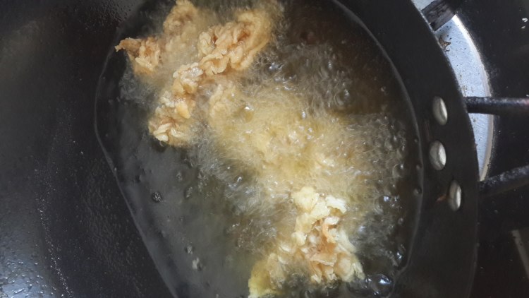 榨菜蛋包饭配炸鸡步骤9