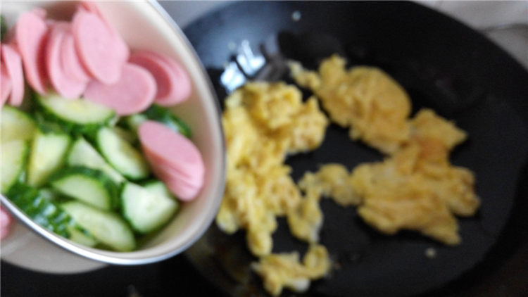 黄瓜鸡蛋炒火腿步骤5
