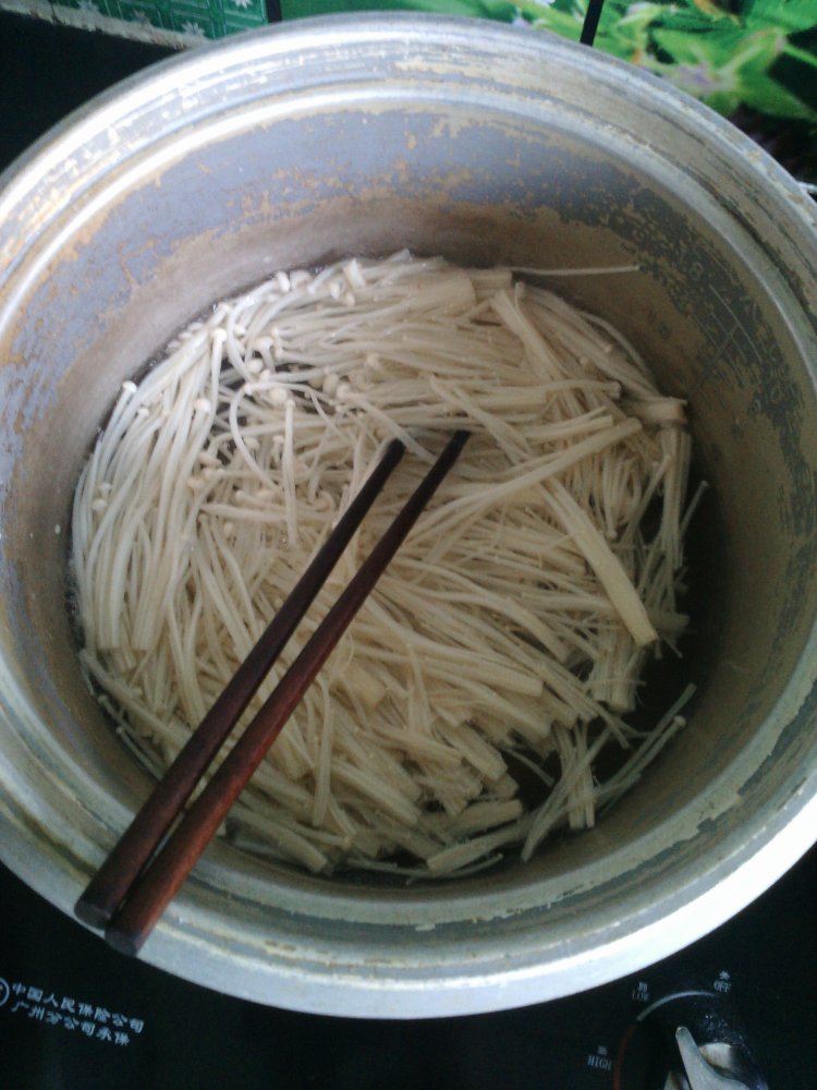 金针菇拌香肠步骤2