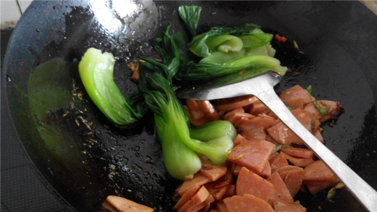 油菜炒火腿步骤9