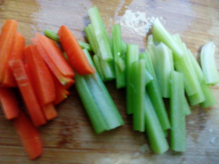 西芹菜鸡蛋炒年糕步骤3