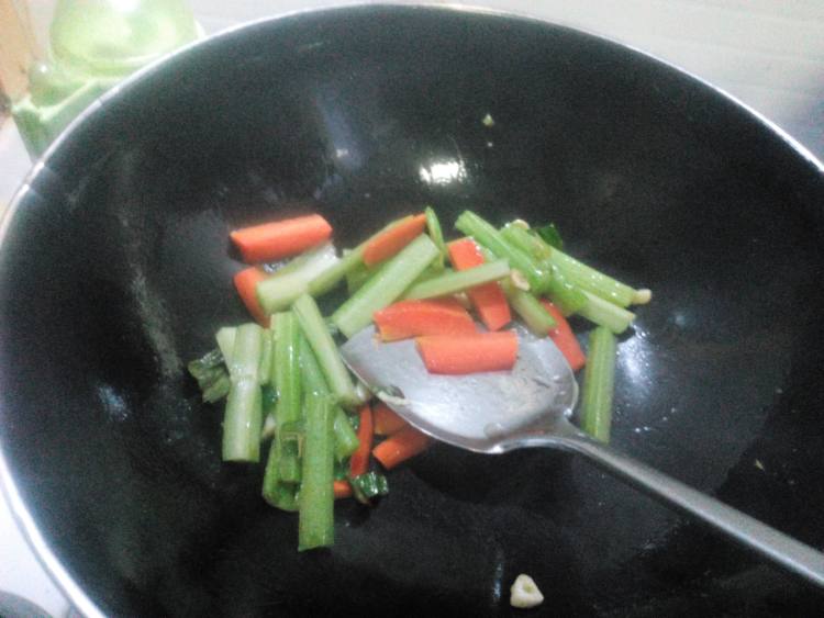 西芹菜鸡蛋炒年糕步骤9