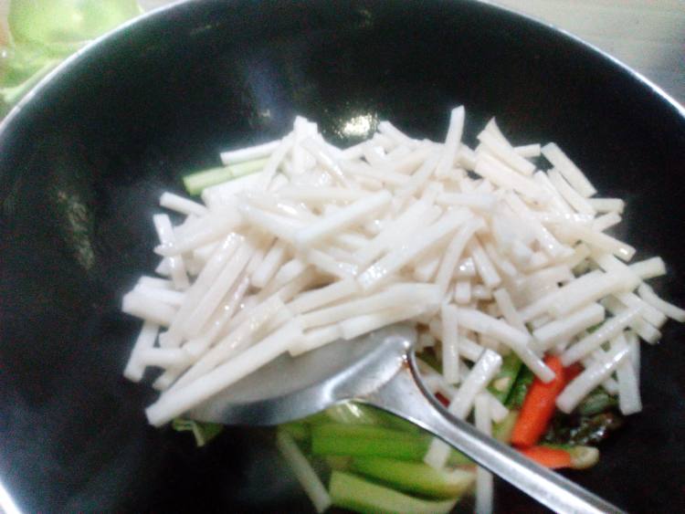 西芹菜鸡蛋炒年糕步骤10