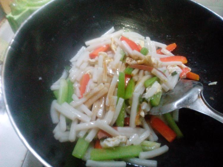 西芹菜鸡蛋炒年糕步骤15