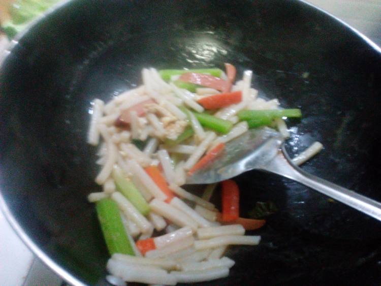 西芹菜鸡蛋炒年糕步骤16