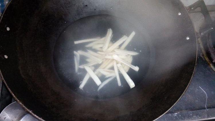 藕条火腿煮粉丝步骤2