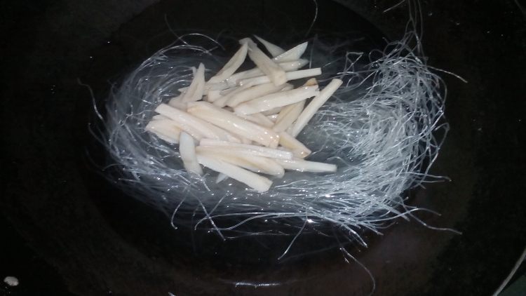 藕条火腿煮粉丝步骤5