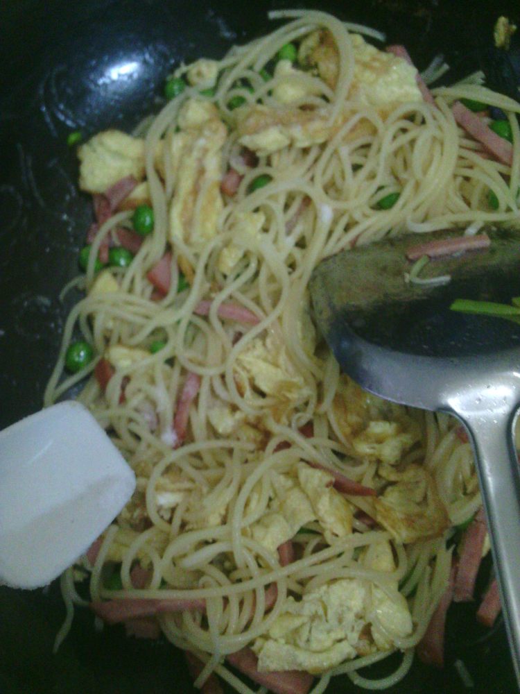 鸡蛋火腿炒意粉步骤8
