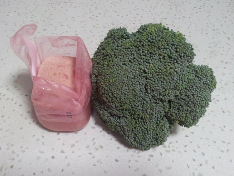 西兰花炒火腿步骤1