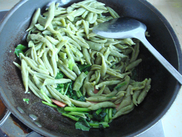 菠菜火腿剪刀面步骤8