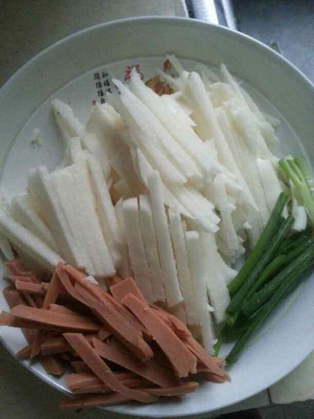 火腿炒沙葛丝步骤2