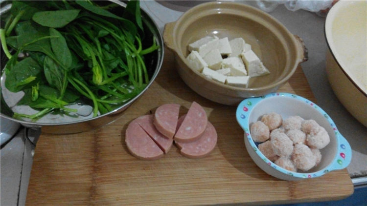鸡丸豆腐菠菜砂锅煲步骤1