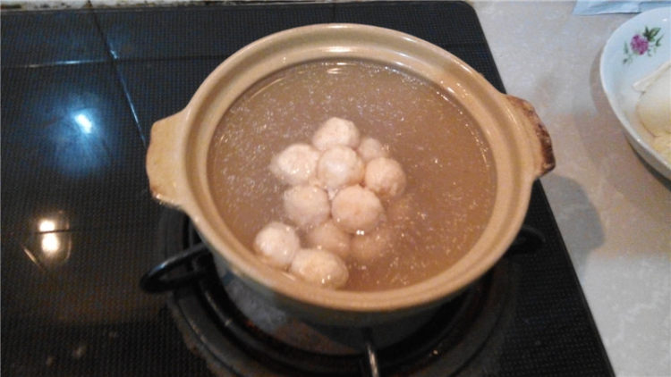 鸡丸豆腐菠菜砂锅煲步骤2
