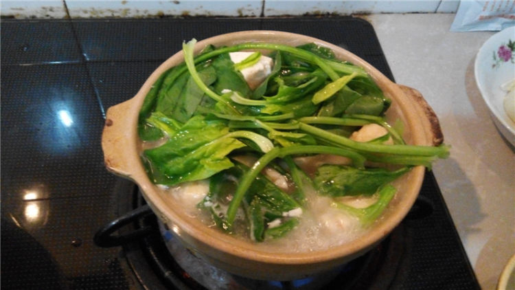 鸡丸豆腐菠菜砂锅煲步骤8