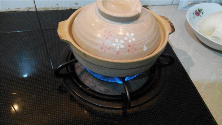 鸡丸豆腐菠菜砂锅煲步骤3