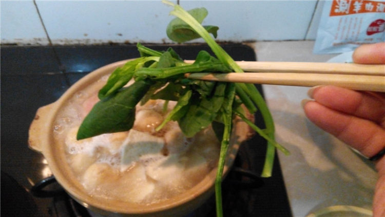 鸡丸豆腐菠菜砂锅煲步骤7