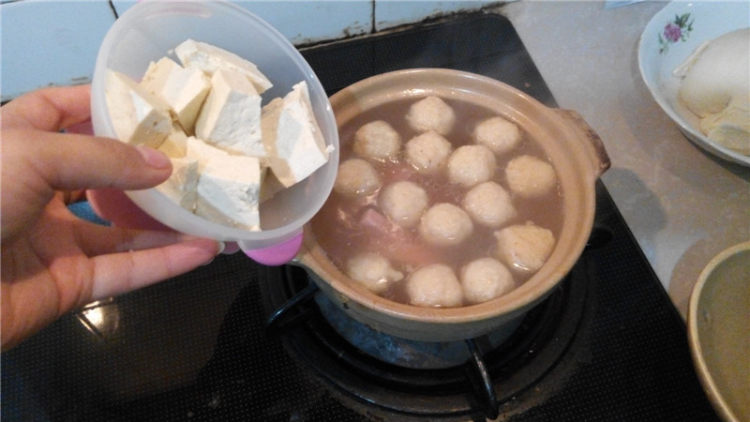 鸡丸豆腐菠菜砂锅煲步骤5