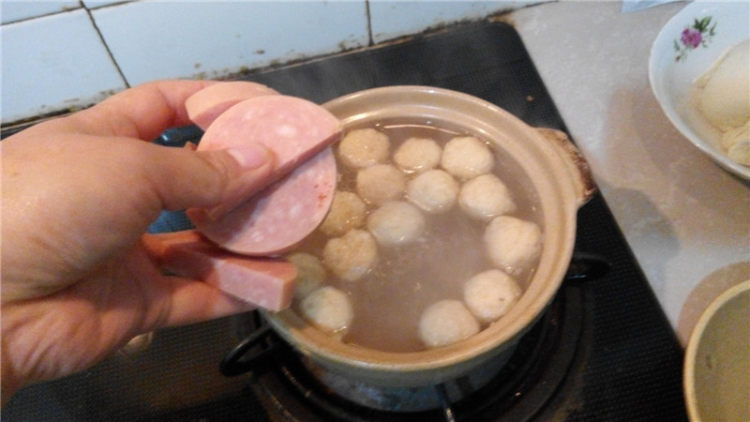 鸡丸豆腐菠菜砂锅煲步骤4