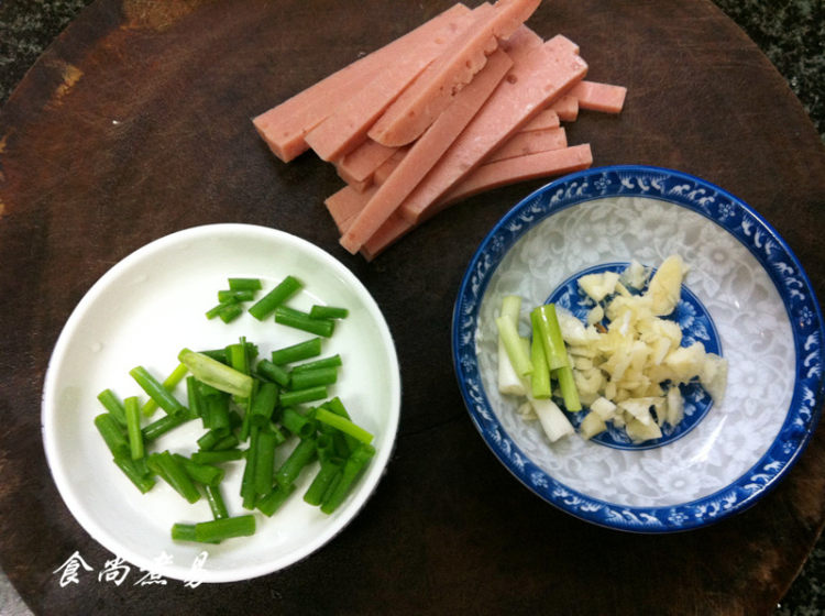 蚝香茭白炒火腿步骤3