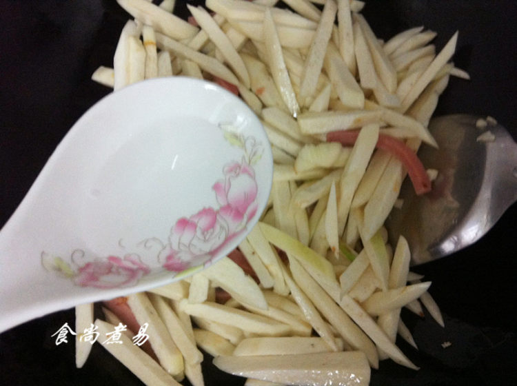 蚝香茭白炒火腿步骤7