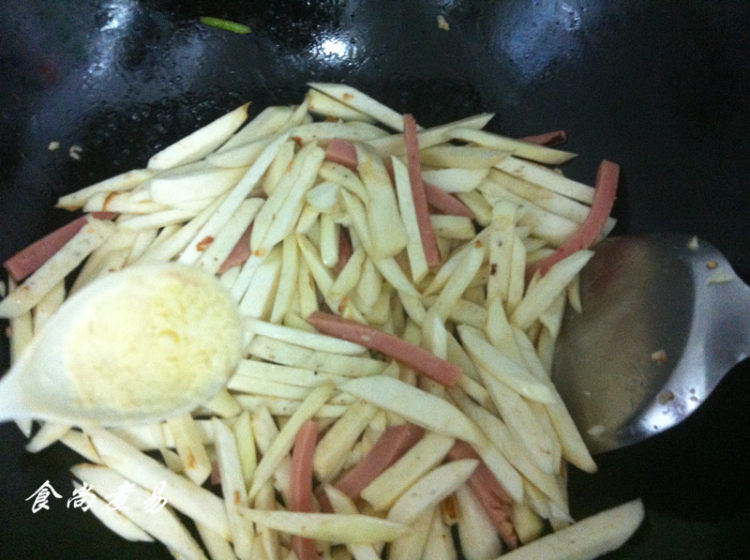 蚝香茭白炒火腿步骤8