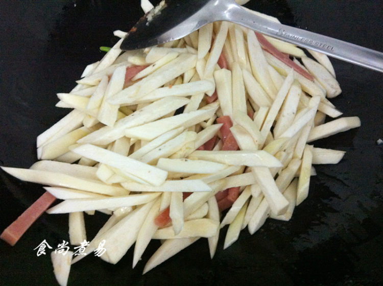 蚝香茭白炒火腿步骤6