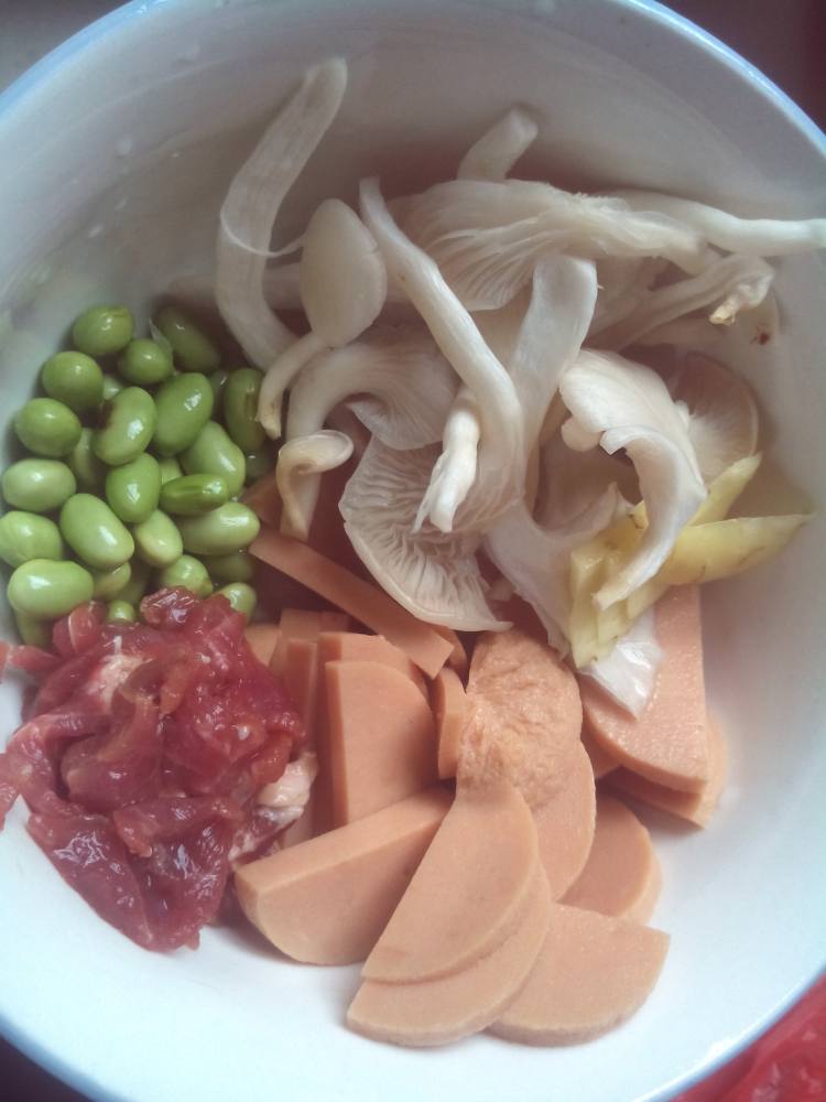 平菇火腿毛豆汤步骤1