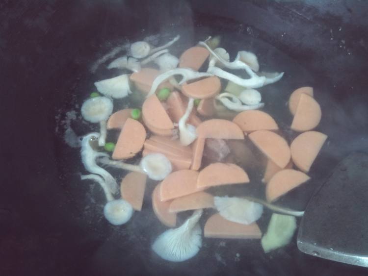 平菇火腿毛豆汤步骤3