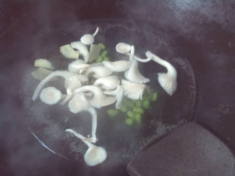 平菇火腿毛豆汤步骤2