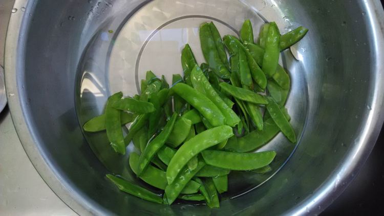 火腿荷兰豆步骤1