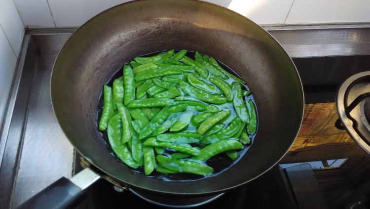 火腿荷兰豆步骤3