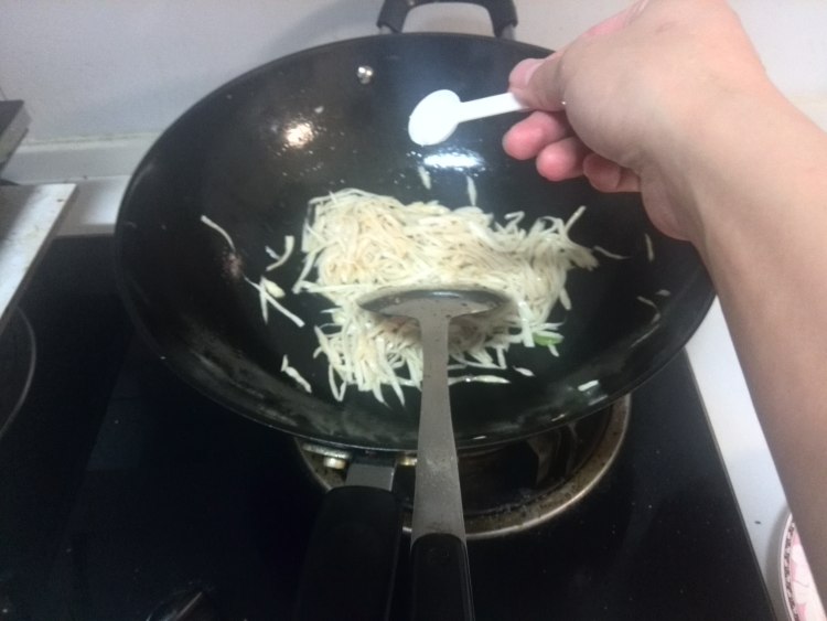 火腿爆炒素鸡丝步骤10