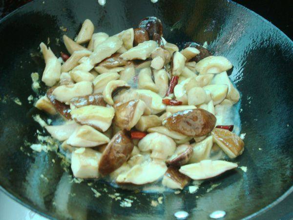 火腿炒牛肝菌步骤6