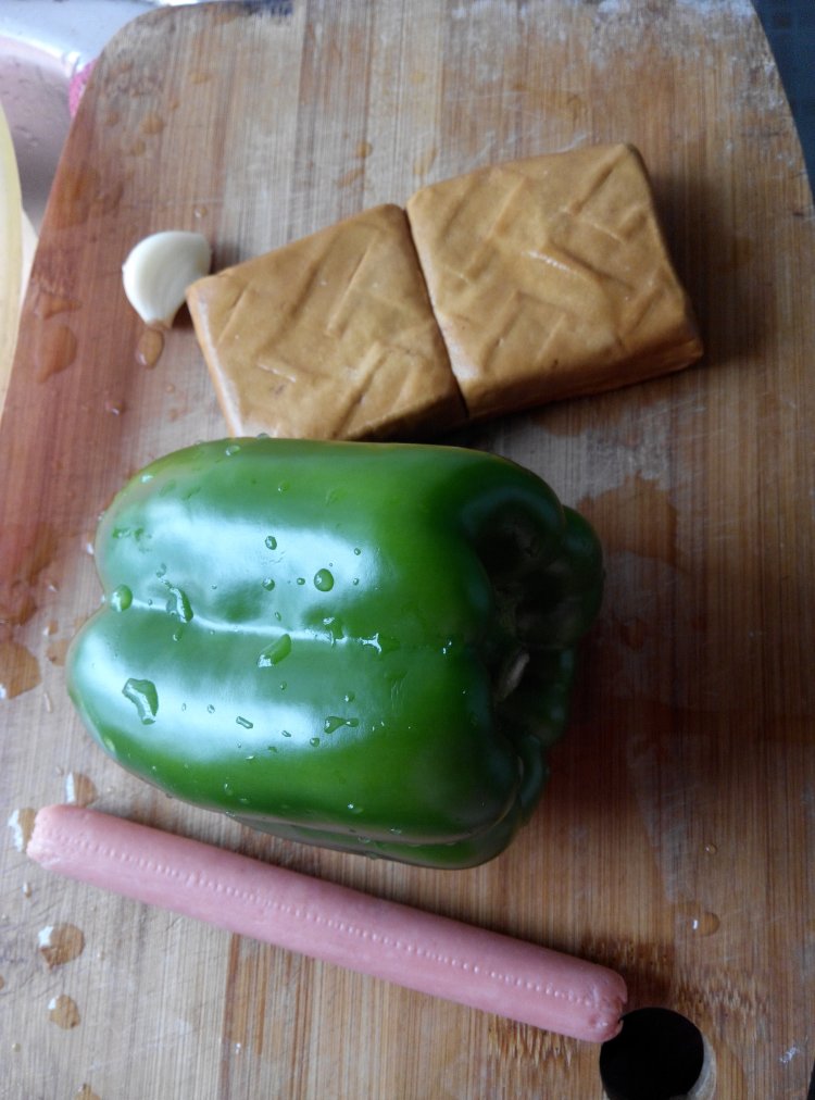 圆椒香干炒火腿步骤1