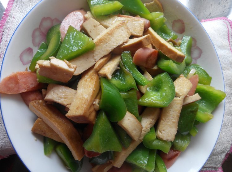 圆椒香干炒火腿步骤8