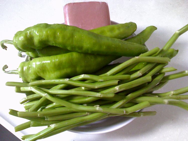 青椒炒通菜梗步骤1