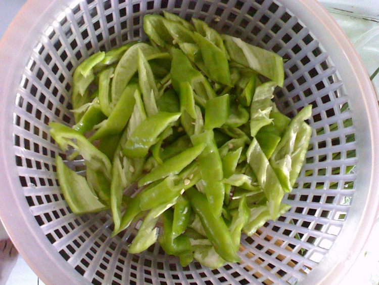 青椒炒通菜梗步骤2