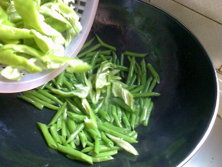 青椒炒通菜梗步骤6