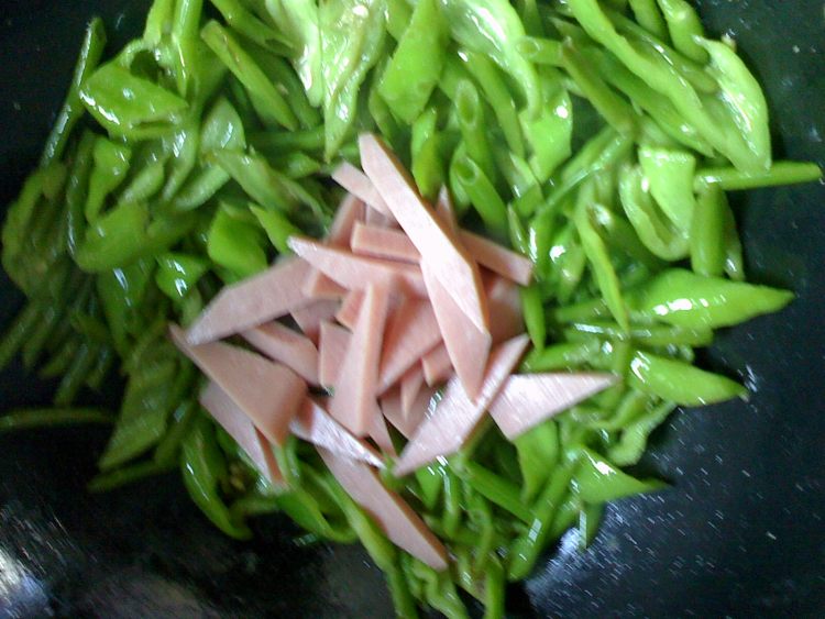 青椒炒通菜梗步骤7