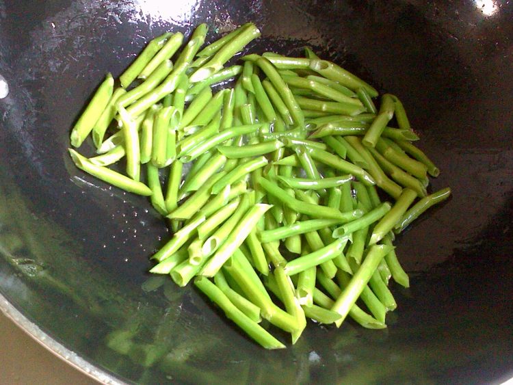 青椒炒通菜梗步骤5