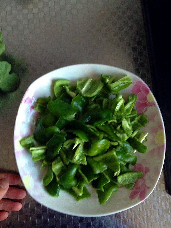 辣炒火腿青椒步骤1